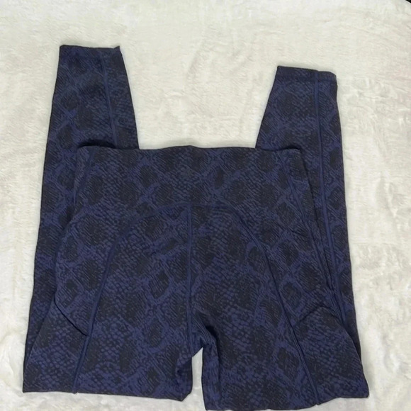 Athleta Ultimate 7/8 Tight Snake Print Blue Size XS - Picture 10 of 10